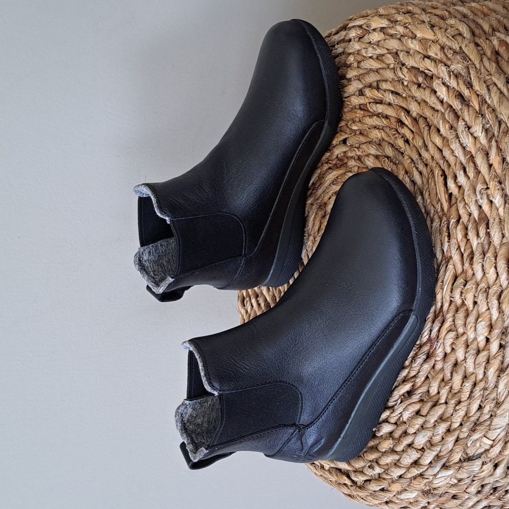 NWOT KURU Womens Luna Black Leather Pull On Orthopedic Chelsea Boots‎ 6